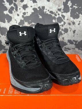 UNDER ARMOUR BASKETBALL SHOES size6.5y / Boys
